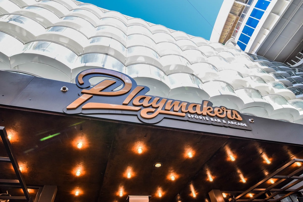 Playmakers Sports Bar &amp; Arcade restaurant review on Symphony of the Seas | Royal Caribbean Blog