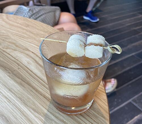 Chi tiết cocktail PB&J Old Fashioned và đồ trang trí