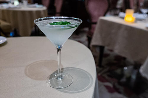 Pha chế cocktail Cucumber Martini tại bàn trên du thuyền