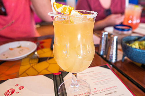 Thưởng thức Margaritas cùng snack trên du thuyền
