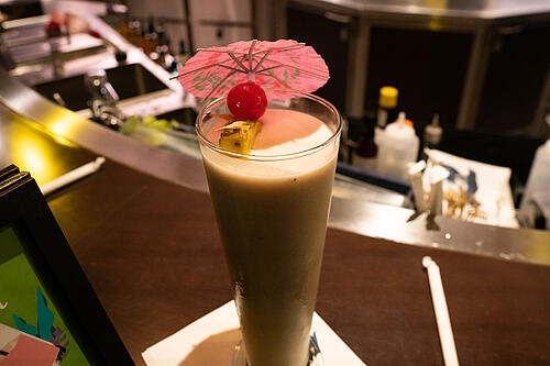 Cocktail Banana Colada nhiệt đới trên du thuyền