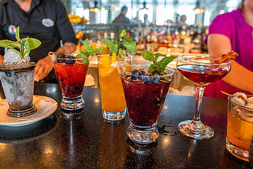 Cocktail PB&J Old Fashioned độc đáo với kẹo lạc