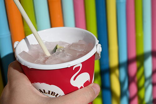Cocktail The Lime & Coconut trong xô Malibu