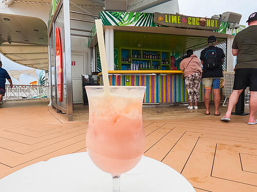 Cocktail The Lime & Coconut bên bể bơi du thuyền