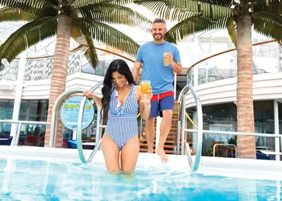 Couple with drinks in Solarium