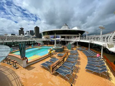 Serenade of the Seas pool deck