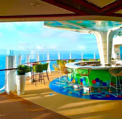 Vue Bar on Wonder of the Seas