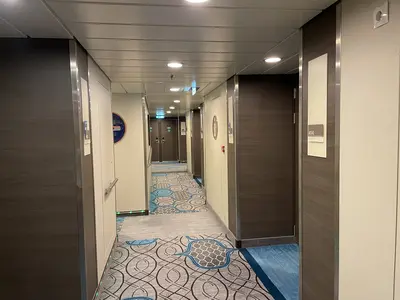 Hallway-Symphony-Of-The-Seas