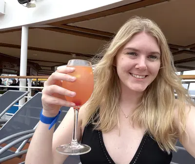 elizabeth-selfie-pool-drink-package