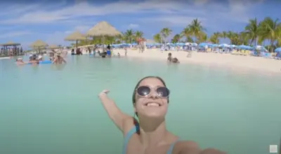 bauth-cococay-crew-member-wonder-of-the-seas bauth-cococay-crew-member-wonder-of-the-seas