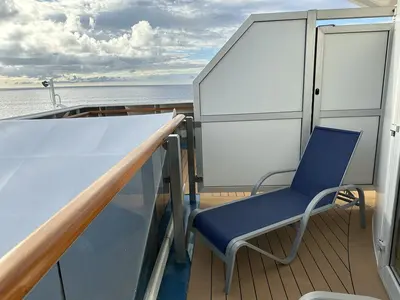 lounge-chair-carnival-vista-suite