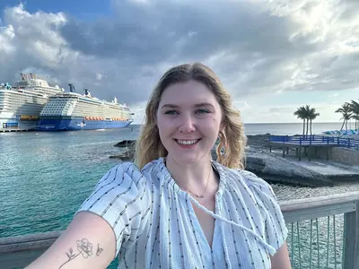 Elizabeth-Reflection-CocoCay-Selfie.