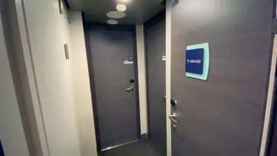 Connecting door