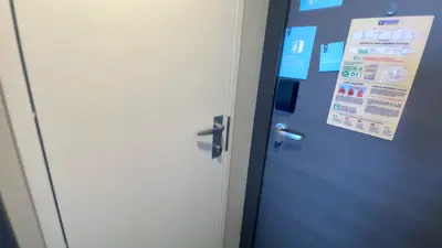 Connecting door
