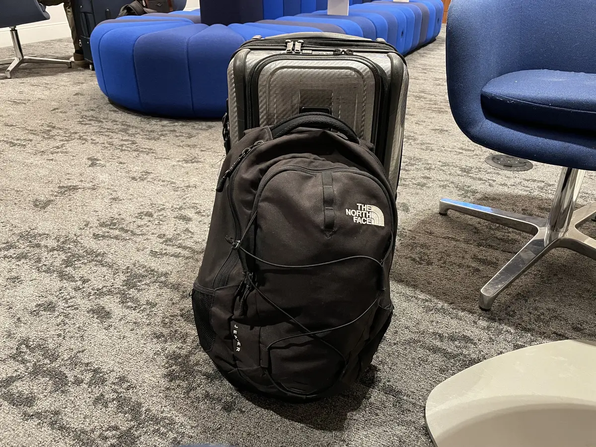 elizabeth-suitcase-airport-lga-carry-on elizabeth-suitcase-airport-lga-carry-on