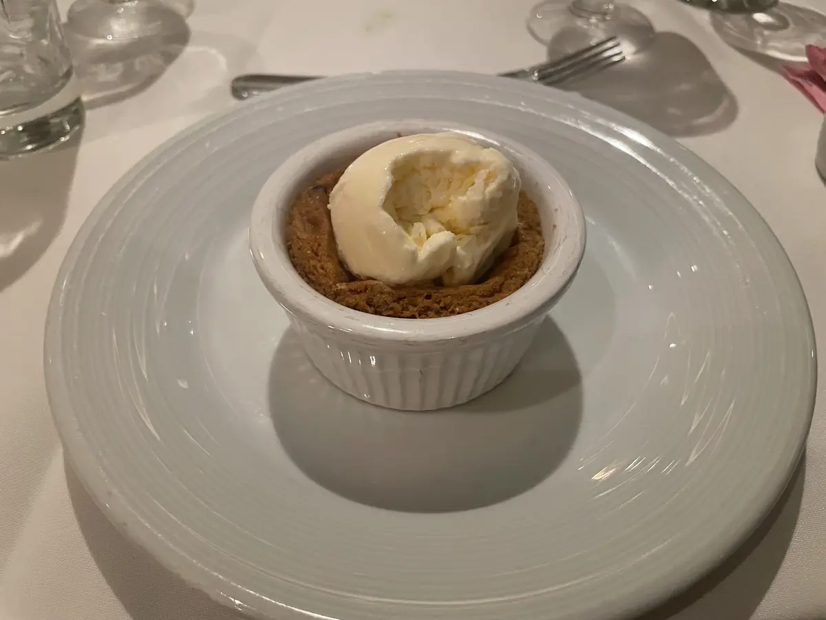 mdr-dining-food-warm-chocolate-chip-cookie mdr-dining-food-warm-chocolate-chip-cookie
