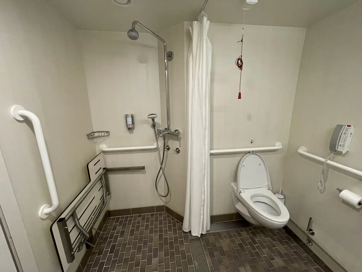 interior-accessible-bathroom interior-accessible-bathroom