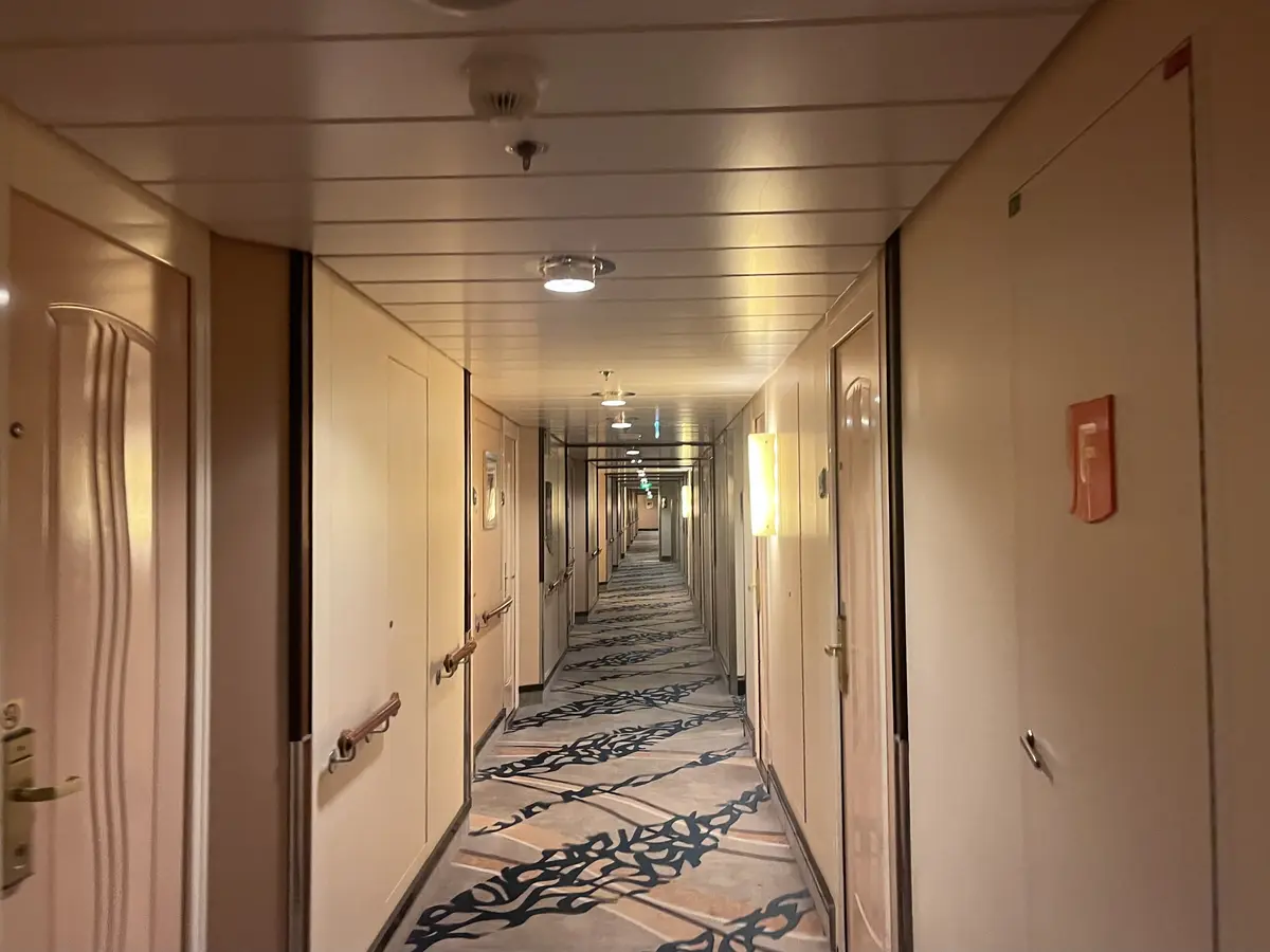 freedom-hall-deck