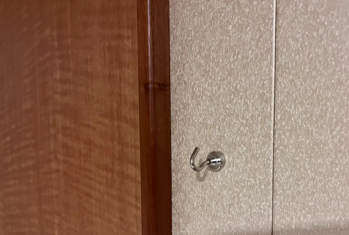 cabin-magnetic-hooks cabin-magnetic-hooks