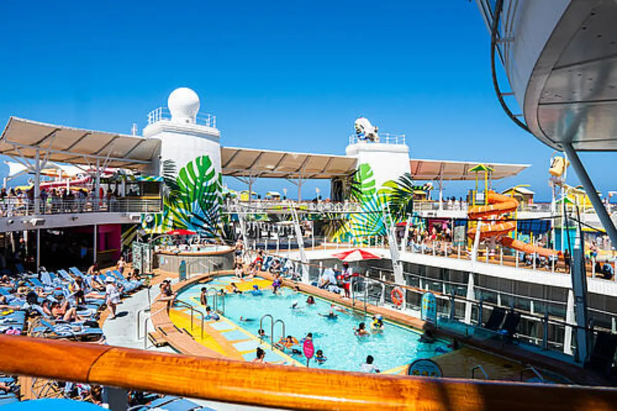 oasis-pool-deck oasis-pool-deck