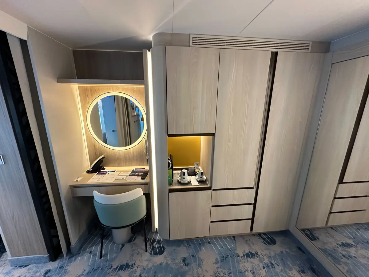Vanity sitting area in Surfside Family Suite