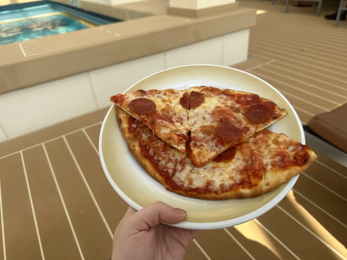 Pizza-Vision Pizza onboard Vision of the Seas