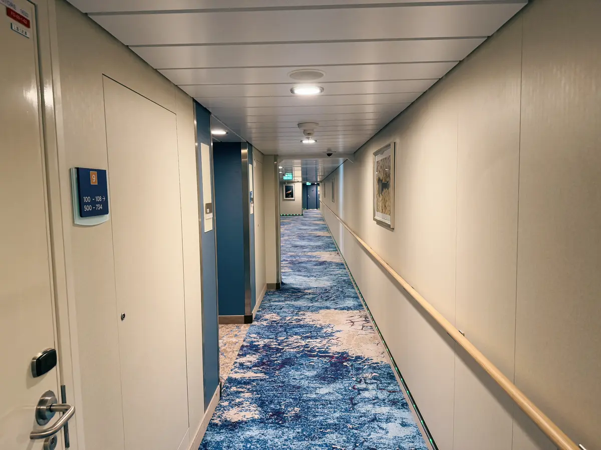 Wonder-Inside-Cabin-9116-Hallway-Forward