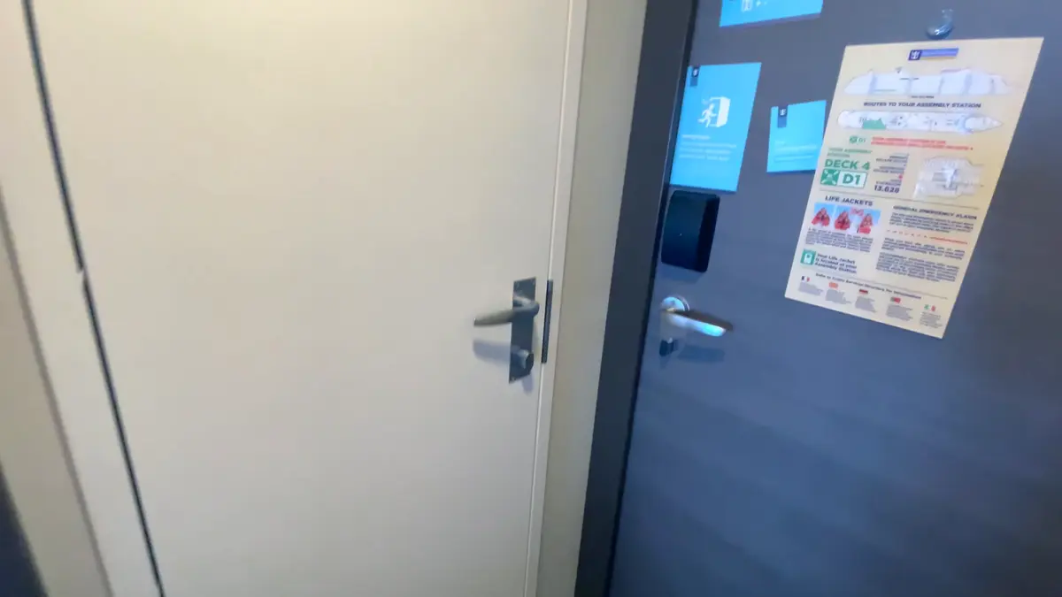 Connecting door
