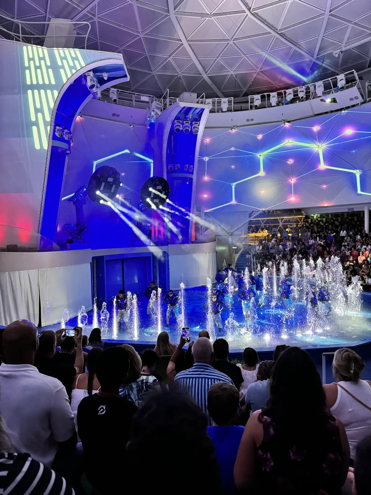 Aquatheater show on Icon