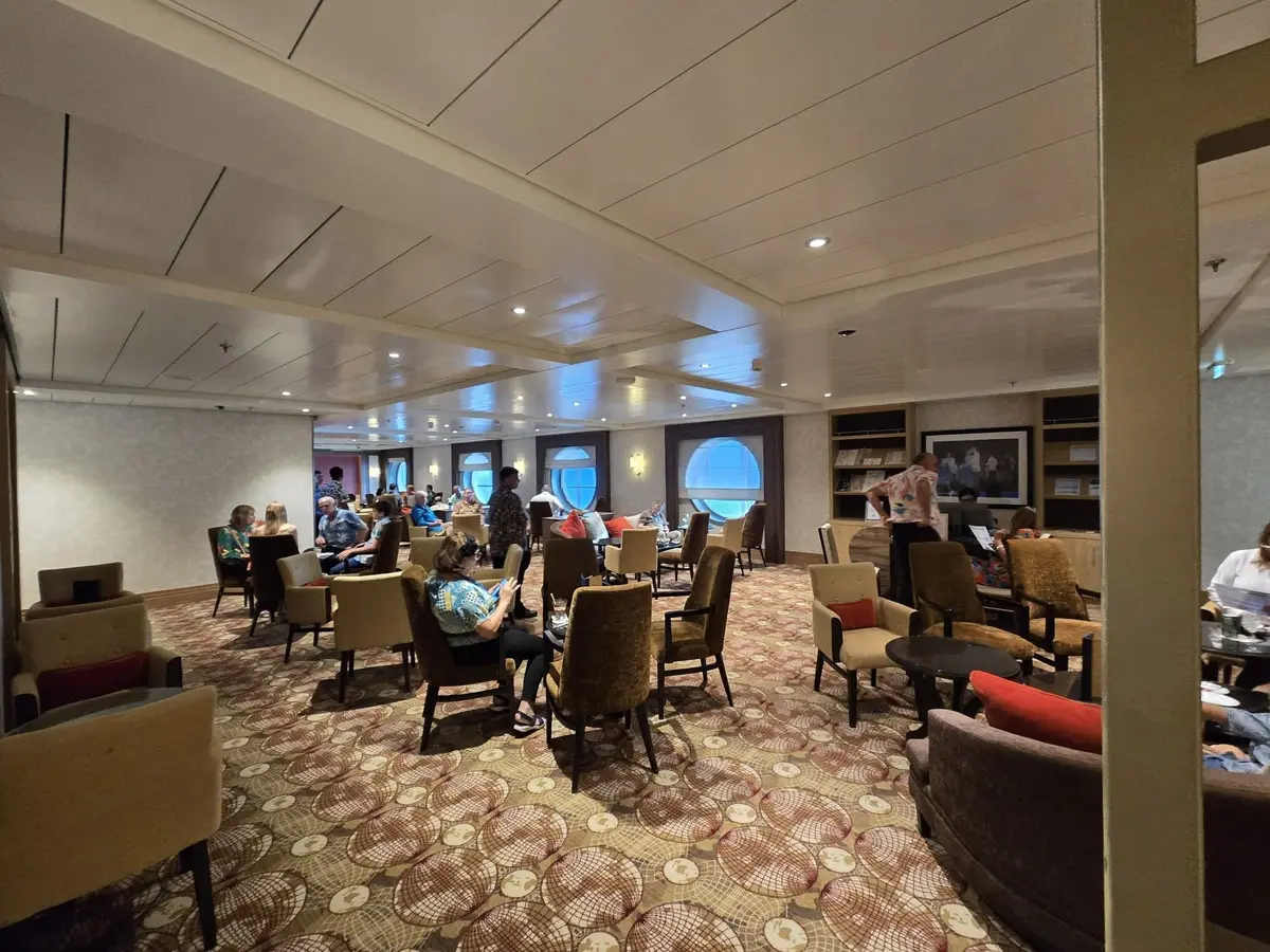 Wonder-New-Crown-Lounge-FB-Credit