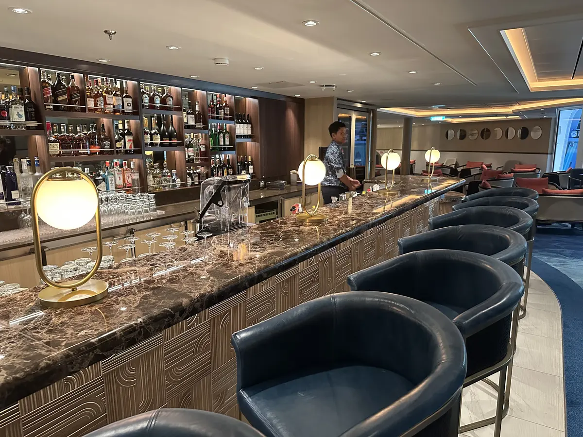 Suite lounge bar