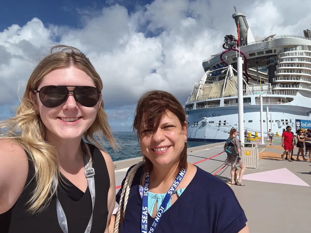 Elizabeth-Selfie-Family-Friend-Oasis-CocoCay Elizabeth-Selfie-Family-Friend-Oasis-CocoCay