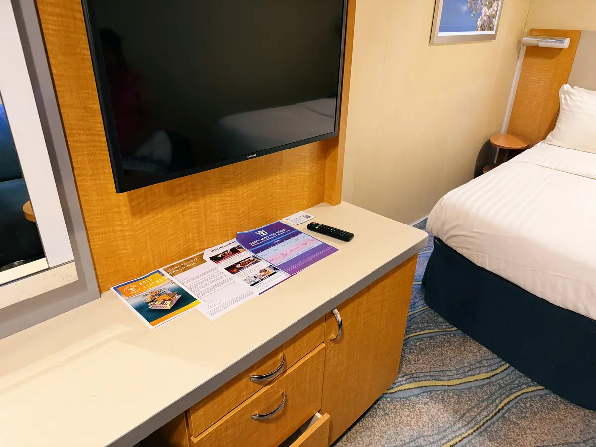 Oasis-Inside-Cabin-2