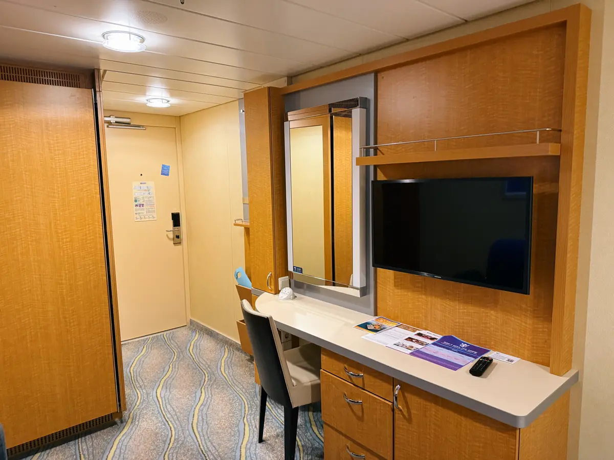 Oasis-Inside-Cabin-3.