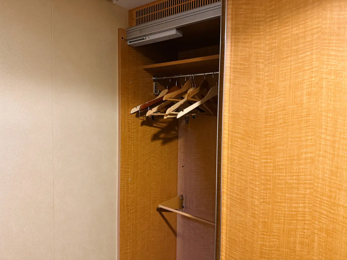 Oasis-Inside-Cabin-4-Closet
