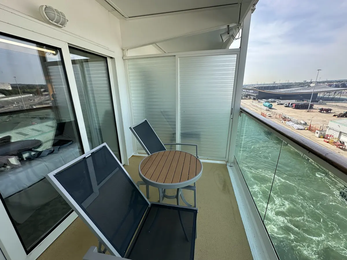 Connecting balcony