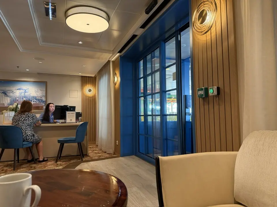 Concierge in Crown Lounge