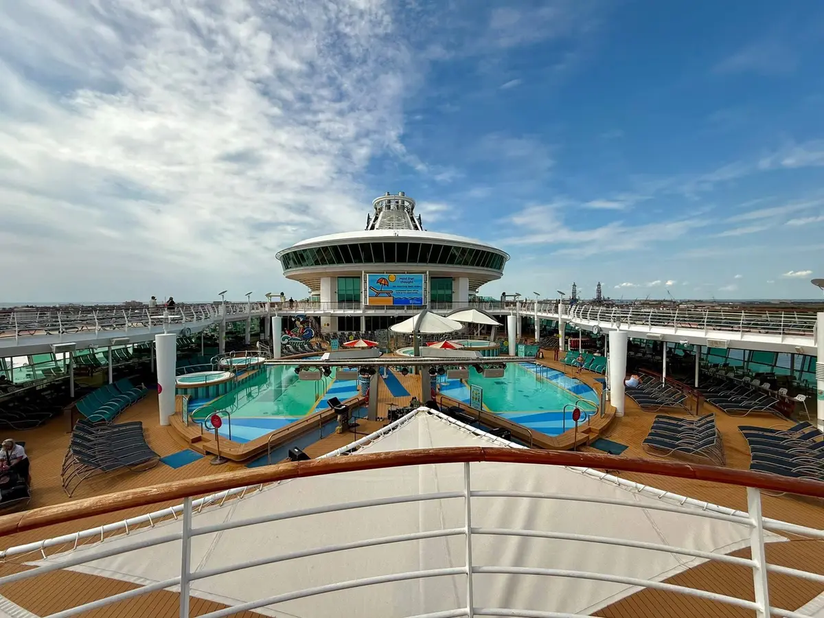 Pool deck on Mariner of the Seas