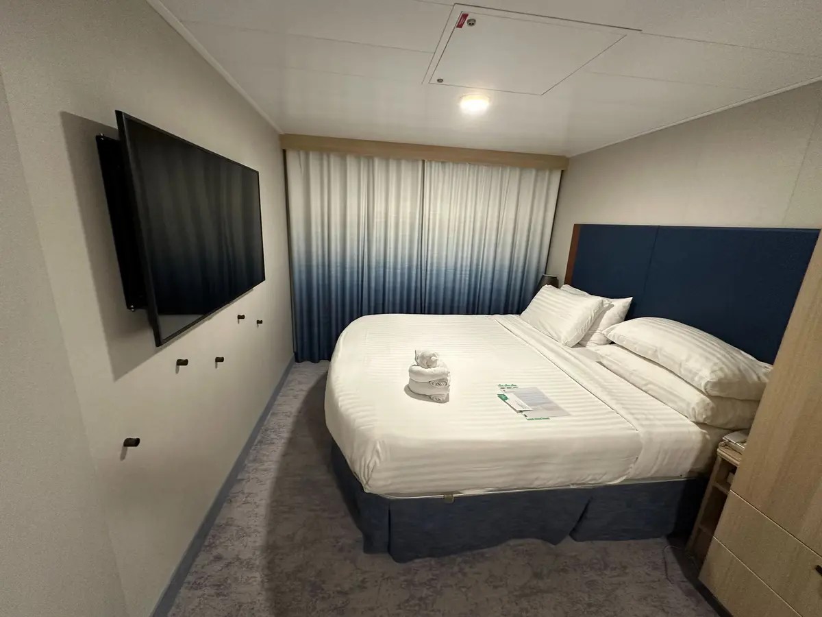 Wonder-of-the-Seas-Balcony-Cabin-3