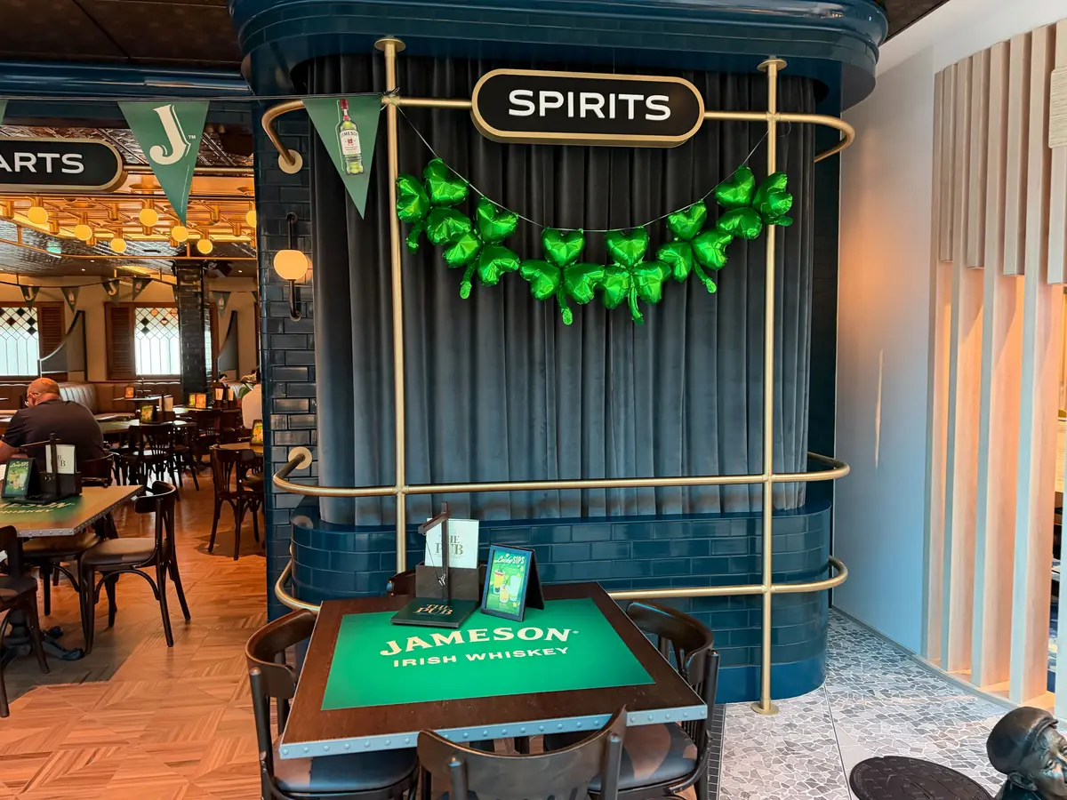 St. Patrick's Day on Star of the Seas, Pub