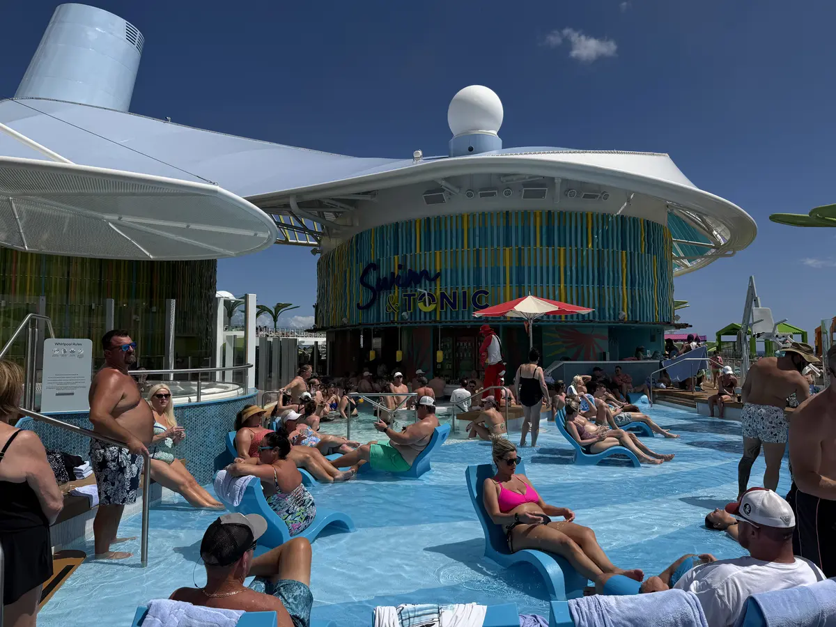 Crowded Swim & Tonic pool