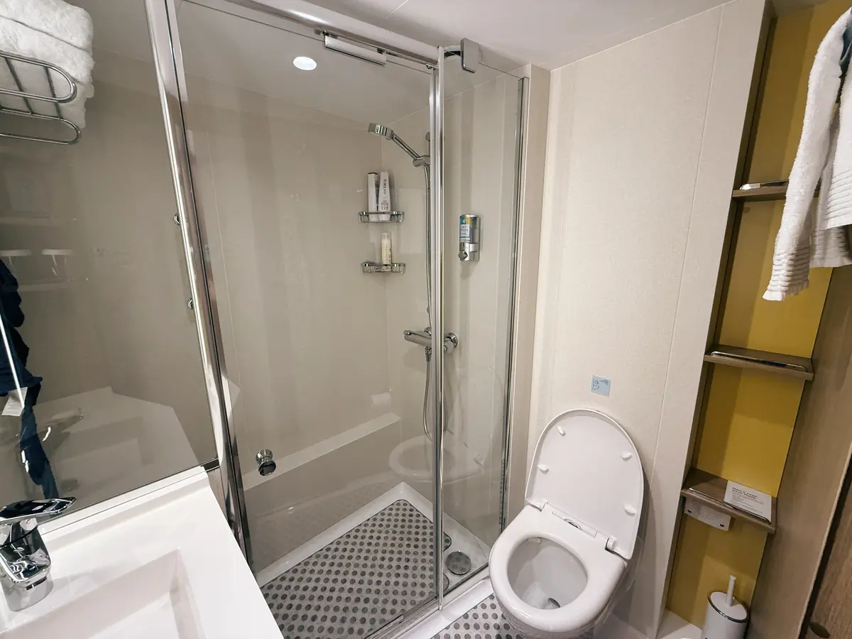 Infinite veranda, bathroom