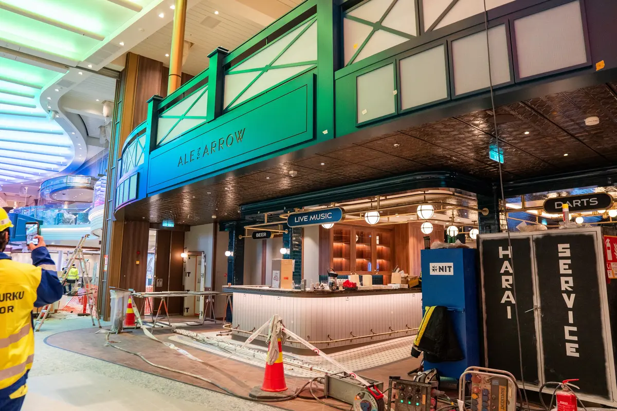 Ale & Arrow pub on Legend of the Seas