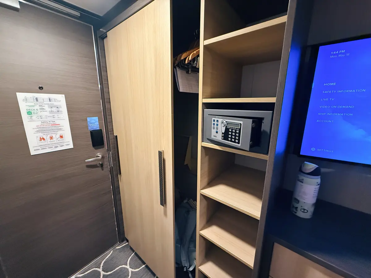 Harmony Inside Cabin, Closet