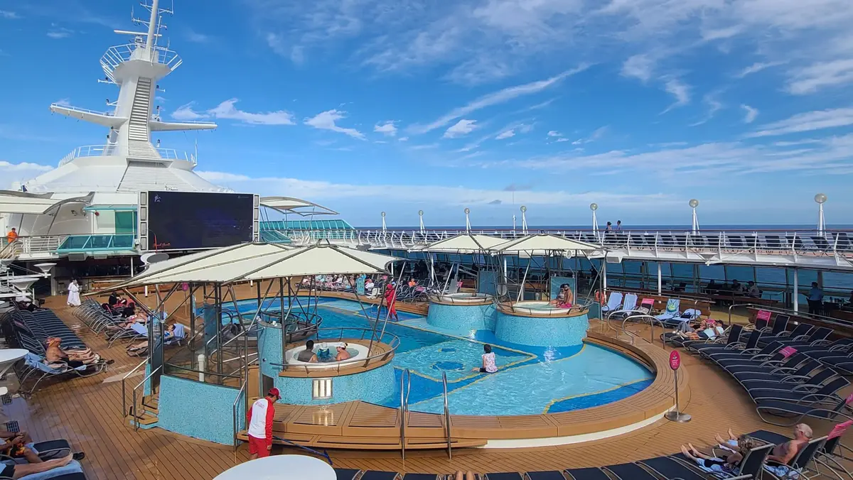 Pool deck with screen