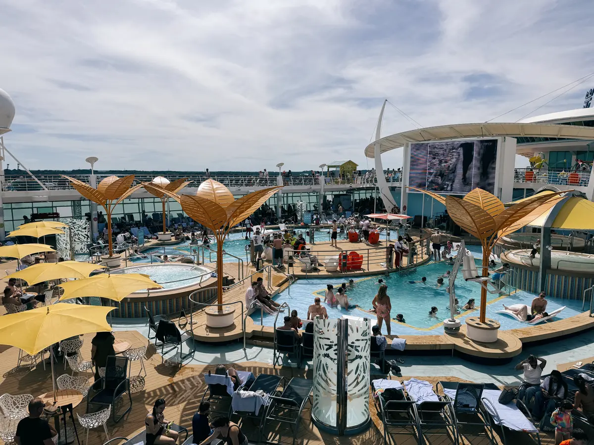 Liberty Pool Deck, Royal Amp
