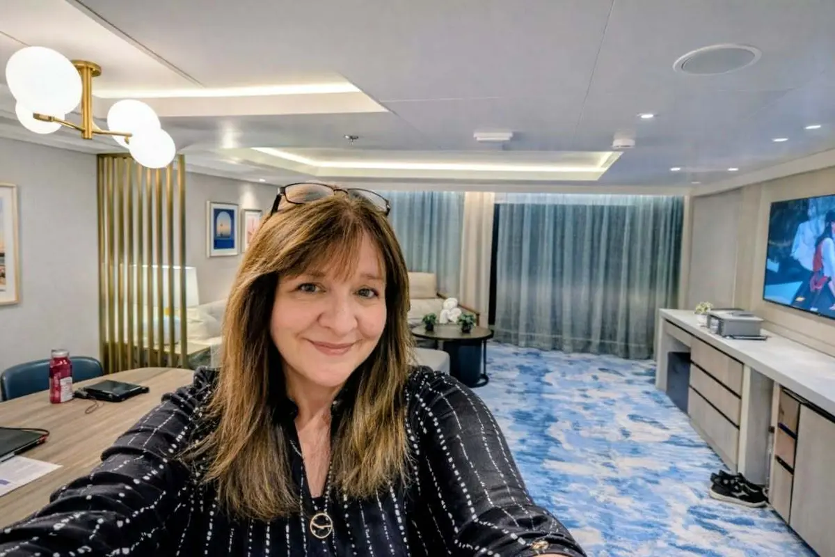 Star Suite Beci Selfie