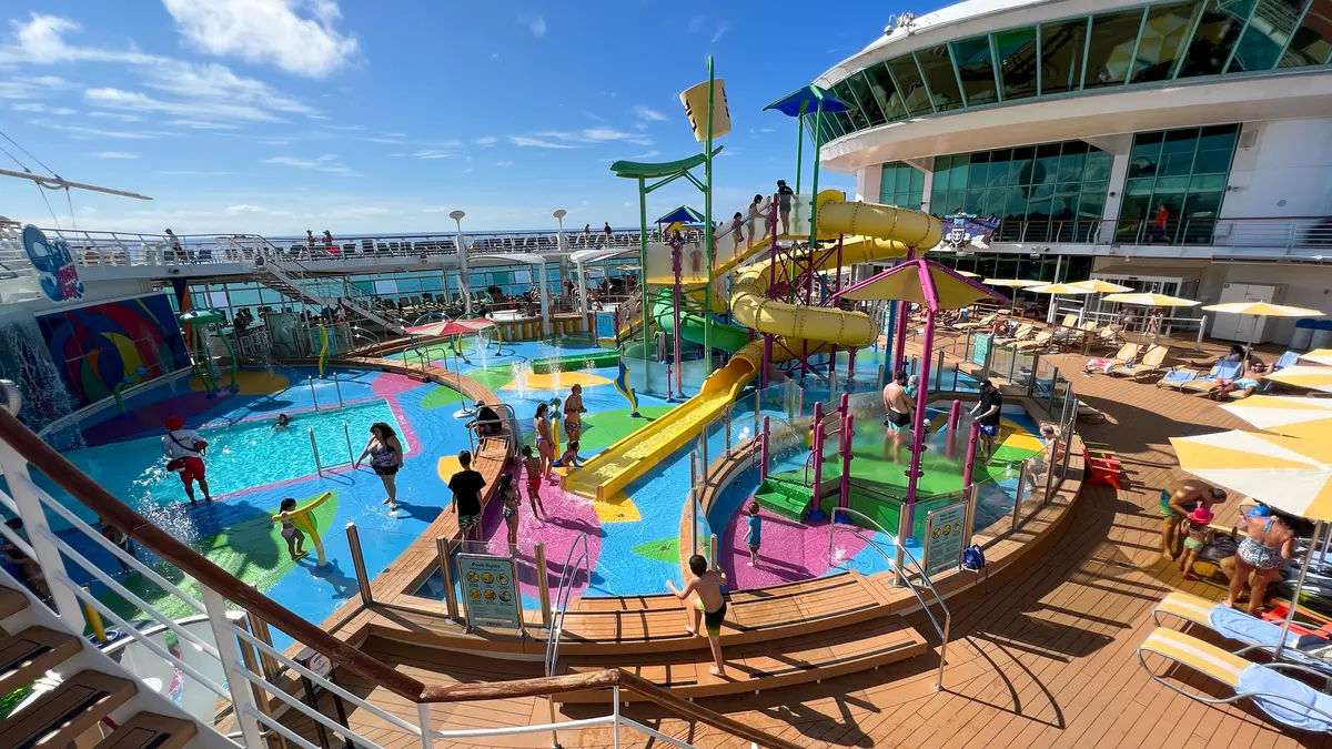 Independence of the Seas pool deck