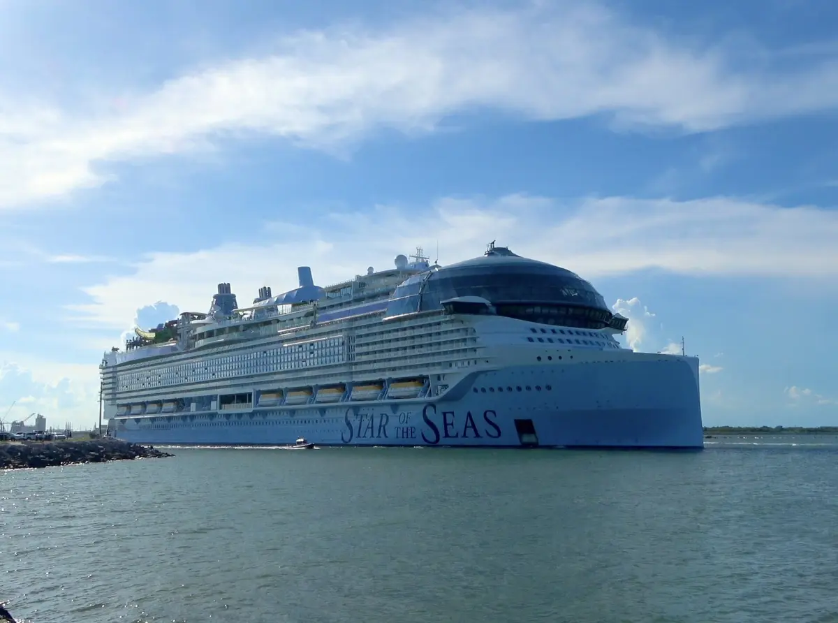 Star of the Seas sailing away